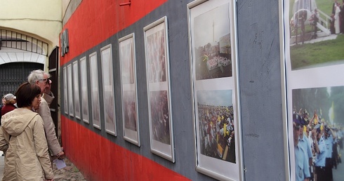 Zdjęcia Michała Sierszaka można oglądać w galerii, która mieści się w bramie kamienicy przy ul. Zduńskiej 34 w Łowiczu