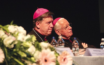  W inauguracyjnym sympozjum w Lubinie wzięli udział abp Józef Kupny oraz bp Stefan Cichy. Sympozjum poświęcone było pracy i świętowaniu
