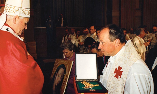 Korona została poświęcona  22 kwietnia 1989 roku w kaplicy na Watykanie. Uroczystej koronacji obrazu dokonał 18 czerwca  1989 r. prymas Polski  kard. Józef Glemp