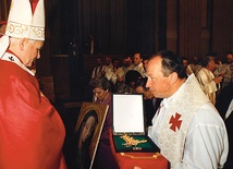 Korona została poświęcona  22 kwietnia 1989 roku w kaplicy na Watykanie. Uroczystej koronacji obrazu dokonał 18 czerwca  1989 r. prymas Polski  kard. Józef Glemp