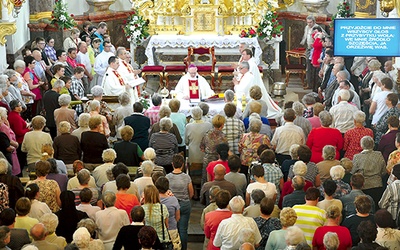 Podczas Mszy św. wierni dosłownie otoczyli ołtarz, ze względu na niepewną aurę gromadząc się wewnątrz bazyliki