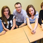 Od prawej: Natalia Torbicka,  Agata Rąpała, historyk Michał Sobik, Wiktoria Brodowska i Sylwia Wałęska