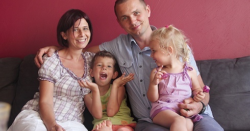 Beata i Piotrek Mianowscy są małżeństwem od 20 lat. Na zdjęciu z Pawełkiem (5 lat) i Zosią (2,5 roku). Małżonkowie mają jeszcze dwie córki – 18-letnią Patrycję i 17-letnią Klaudię