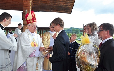 Msza św. przy ołtarzu papieskim.  Procesja z darami