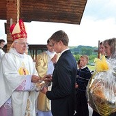 Msza św. przy ołtarzu papieskim.  Procesja z darami