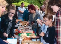 Oprócz zabaw oferowano słodkości