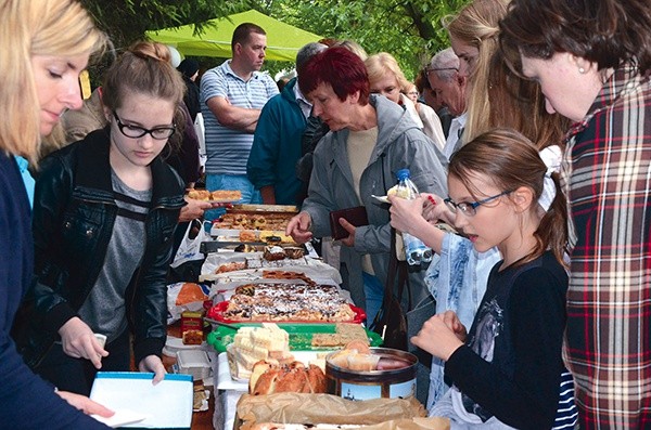 Oprócz zabaw oferowano słodkości