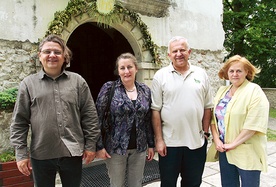  Ekipa Stowarzyszenia „Korzkiew” gotowa do akcji „Piknik”. Od prawej: Gabriela Kotulska, ks. Zbigniew Płachta, Halina Załucka, Piotr Podleśny Po prawej: Odbudowany zamek korzkiewski stoi przed mieszkańcami otworem