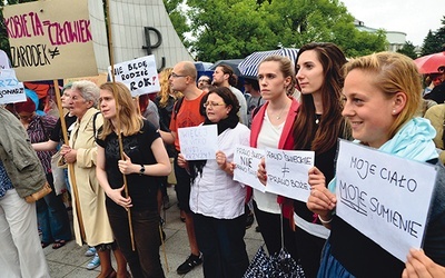 13.06.2014. Warszawa. Manifestacja zwolenników zliberalizowania ustawy aborcyjnej, oburzonych stosowaniem przez lekarzy klauzuli sumienia. Protest odbywał się pod hasłem „Chcemy lekarzy, a nie misjonarzy”.