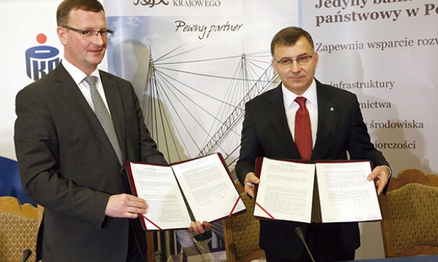 Prezes Zarządu BGK Dariusz Kacprzyk (z lewej) i prezes Zarządu PKO BP S.A. Zbigniew Jagiełło podczas podpisywania pierwszej umowy kredytu MdM pół roku temu byli w dobrych humorach. Teraz nastroje są gorsze