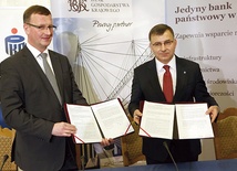 Prezes Zarządu BGK Dariusz Kacprzyk (z lewej) i prezes Zarządu PKO BP S.A. Zbigniew Jagiełło podczas podpisywania pierwszej umowy kredytu MdM pół roku temu byli w dobrych humorach. Teraz nastroje są gorsze