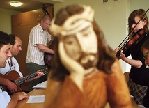 Obrazki ze Strefy Chwały sprzed lat. Trwa próba przed koncertem (na gitarze gra Robert Cudzich). 