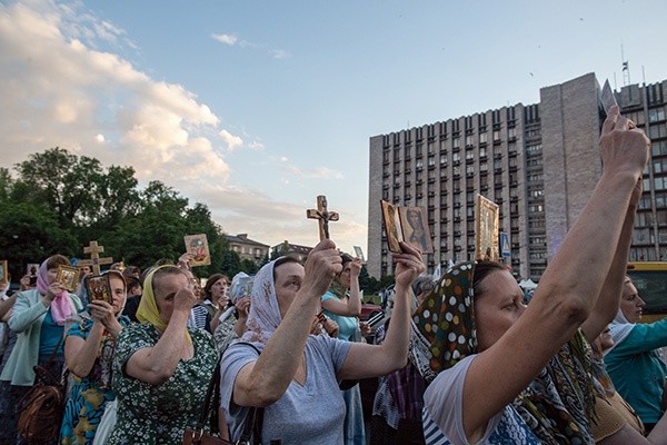 Prawosławne kobiety modlą się o pokój przed gmachem obwodowej administracji w Doniecku, zajętym przez separatystów