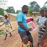 Pracownik UNICEF instruuje mieszkanki okręgu Lofa w Liberii o zagrożeniu wirusem Ebola
