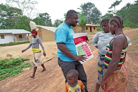 Pracownik UNICEF instruuje mieszkanki okręgu Lofa w Liberii o zagrożeniu wirusem Ebola