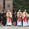  W Gnieźnie otrzymali krzyże misyjne: Justyna Brzezińska (piąta od lewej), obok niej (po prawej) ks. Szymon Zurek  i o. Krzysztof Koślik