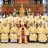 Po liturgii nowi diakoni stanęli w prezbiterium katedry do pamiątkowej fotografii z bp. Henrykiem oraz zarządem radomskiego seminarium