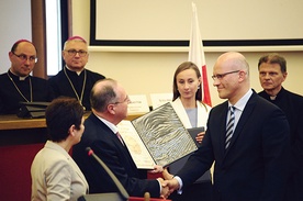 Przyznany s. Kornelii Jankowskiej dyplom odbiera jej kuzyn  Wojciech Przesmycki