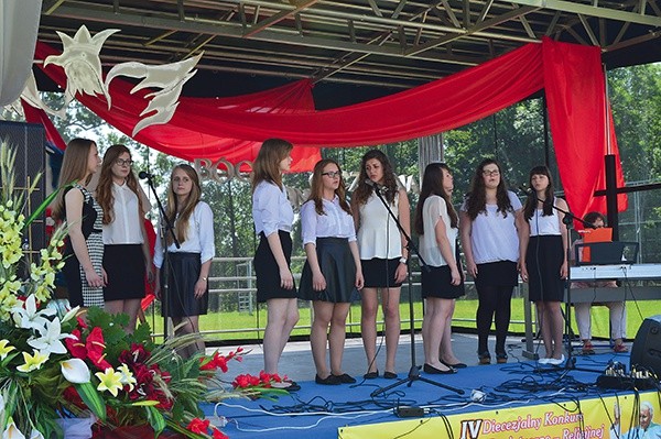  Na scenie zaprezentowały się zespoły szkolne i soliści