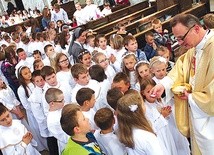 Eucharystii przewodniczył i homilię do dzieci wygłosił ks. Wojciech Dąbrowski