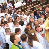Eucharystii przewodniczył i homilię do dzieci wygłosił ks. Wojciech Dąbrowski