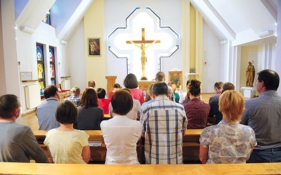  Małżonkowie w kaplicy domu rekolekcyjnego  ojców pallotynów w Ząbkowicach Śląskich