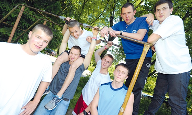  Ks. Arkadiusz Raczyński  (drugi z prawej) mimo trzydziestki  na karku nadąża za sprawnością nastolatków
