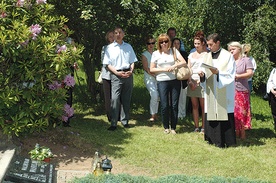  Na cmentarzu oprócz ks. Stefana Łobozińskiego modlił się także  ks. Krzysztof Cebula – przyjaciel zmarłego