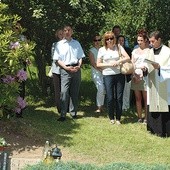  Na cmentarzu oprócz ks. Stefana Łobozińskiego modlił się także  ks. Krzysztof Cebula – przyjaciel zmarłego