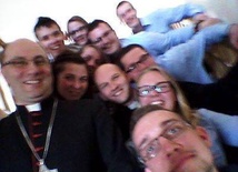 Smartfon za selfie z biskupem?