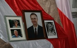 Portrety zmarłych tragicznie w wyniku wypadku Filipa Adwenta, jego córki i rodziców