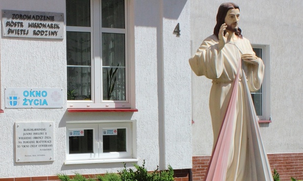 Dziecko na schodach plebanii