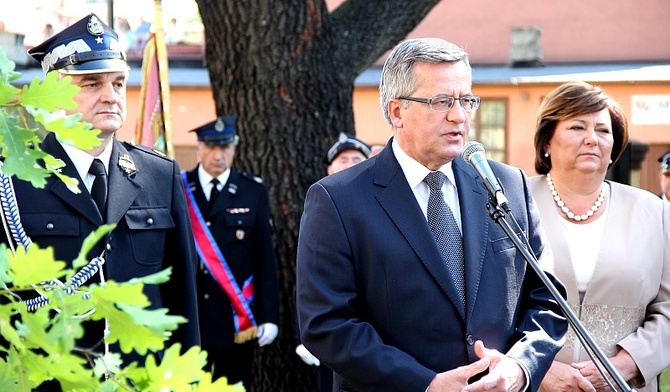 Prezydent Bronisław Komorowski z żoną Anną. Obok Waldemar Pawlak, prezes Zarządu Głównego Związku OSP