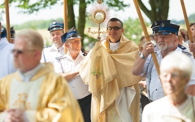 O. Dariusz W. Andrzejewski CSSp niesie Najświętszy Sakrament w procesji w Komorowie