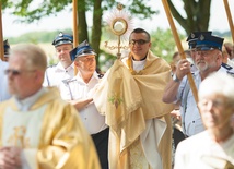 O. Dariusz W. Andrzejewski CSSp niesie Najświętszy Sakrament w procesji w Komorowie