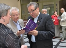 Ks. prof. Henryk Seweryniak odpowiadał na pytania uczestników spotkania w Muzeum Mazowieckim