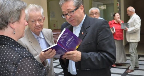 Ks. prof. Henryk Seweryniak odpowiadał na pytania uczestników spotkania w Muzeum Mazowieckim