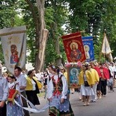 Bogata w tradycje ciechanowska procesja Bożego Ciała