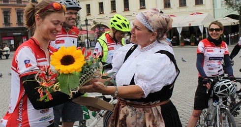 Ewę Holender (z lewej) i Janusza Holendra (stoi obok), wraz z ekipą rowerzystów powitali na cieszyńskim rynku wolontariusze Hospicjum im. Łukasza Ewangelisty