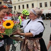 Ewę Holender (z lewej) i Janusza Holendra (stoi obok), wraz z ekipą rowerzystów powitali na cieszyńskim rynku wolontariusze Hospicjum im. Łukasza Ewangelisty