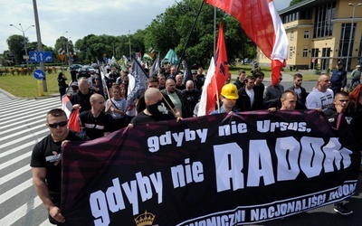 Marsz środowisk narodowych i kibiców Radomiaka przeszedł ulicami Radomia pod pomnik robotniczego protestu z czerwca roku 1976