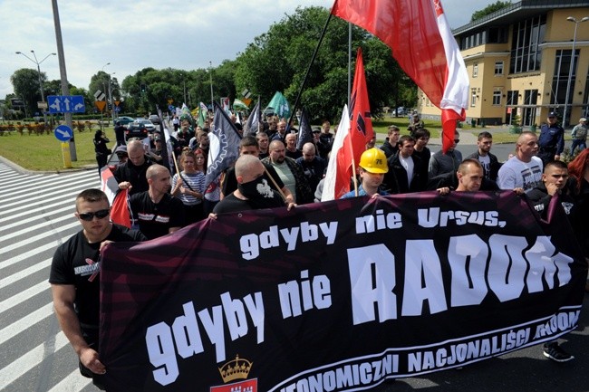 Marsz środowisk narodowych i kibiców Radomiaka przeszedł ulicami Radomia pod pomnik robotniczego protestu z czerwca roku 1976