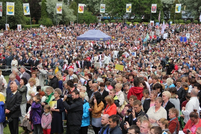25. lecie koronacji obrazu Matki Bożej Cierpliwie Słuchającej - Msza (cześć I)