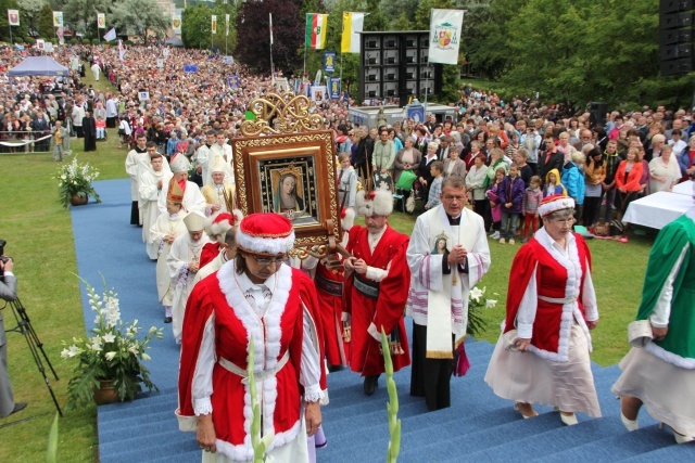 25. lecie koronacji obrazu Matki Bożej Cierpliwie Słuchającej - Msza (cześć I)