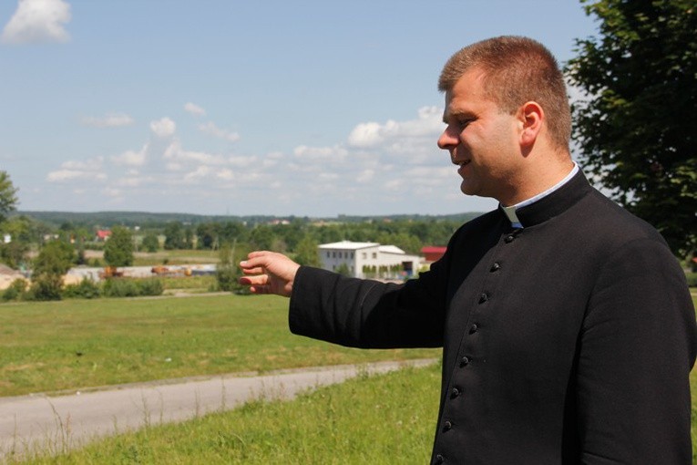 Ks. Konrad Świstak patrzac na teren obok cmentarza żydowskiego marzy o niedużym kościele, który chciałby tu wybudować