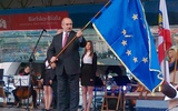 Prezydent Bielska-Białej Jacek Krywult Flagę Europy odebrał z rąk Renzo Guberta, byłego włoskiego parlamentarzysty i honorowego członka Zgromadzenia Parlamentarnego 