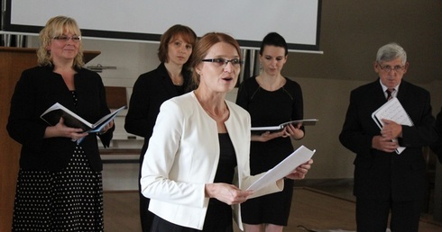 Ewa Wilman przygotowuje scholę gregoriańską, która towarzyszy celebracjom "trydenckiej" Mszy św. w diecezji bielsko-żywieckiej