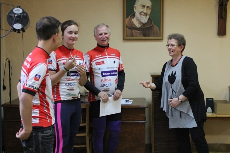 Dr Anna Byrczek (z prawej) z Hospicjum św. Kamila dziękuje rowerzystom z Fundacji Babci Aliny za ich pomoc dla chorych