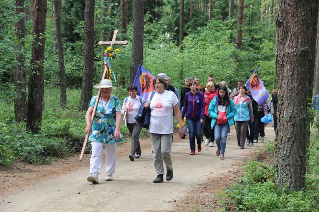 Pielgrzymi na Górze Polanowskiej