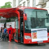 Mobilny punkt poboru krwi czeka na honorowych dawców